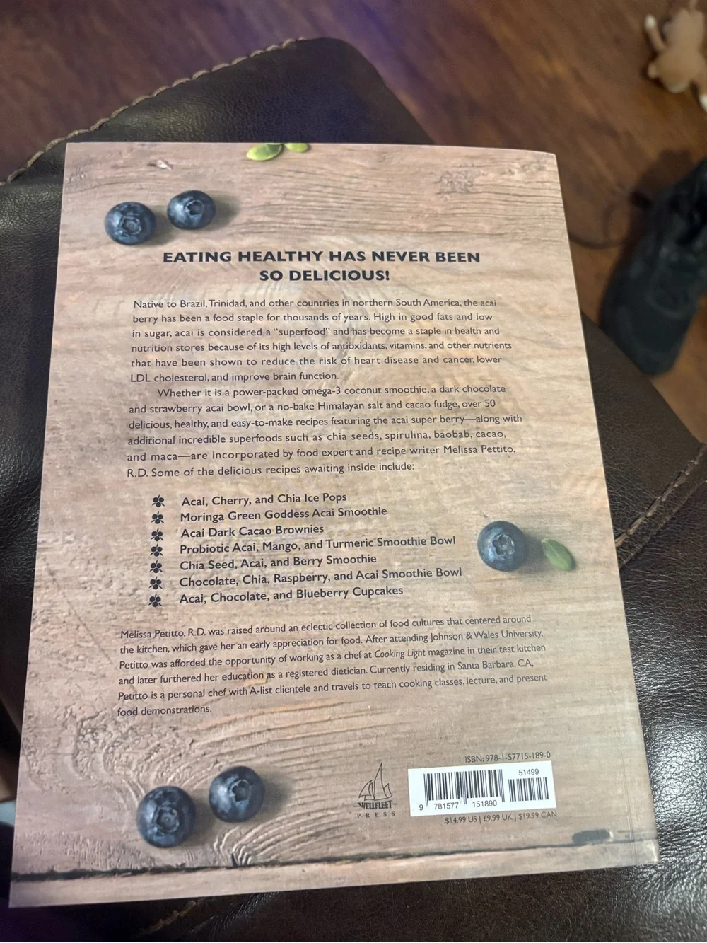 Acai Super Berry Cookbook - Bright Pink & Wood Cover